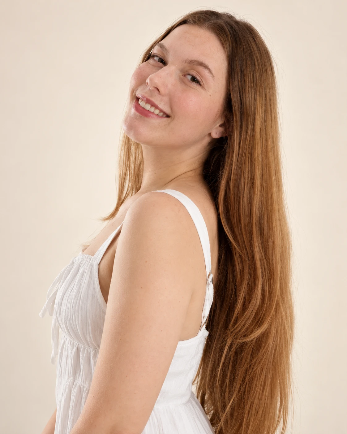 Retrato de Isabely Krulikowski, sorrindo, com cabelos longos e roupa branca